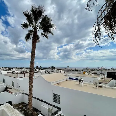 Апартаменты Cozy And Sunny Over The Rooftops