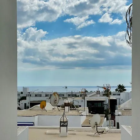 Cozy And Sunny Over The Rooftops Apartament *