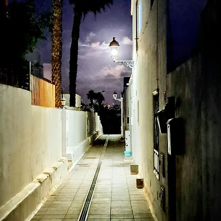 Cozy And Sunny Over The Rooftops Lejlighed *