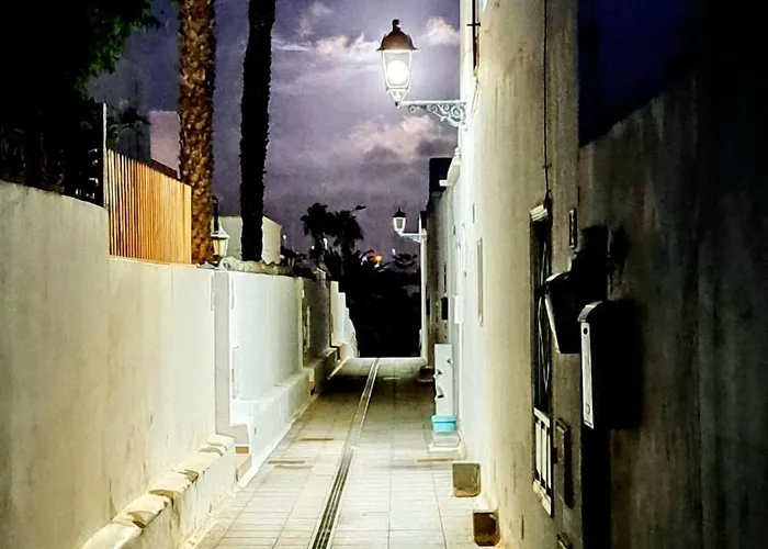 Cozy And Sunny Over The Rooftops Lejlighed *