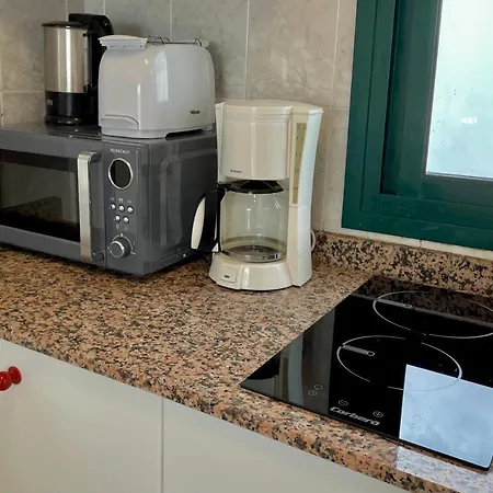 Cozy And Sunny Over The Rooftops Lägenhet *