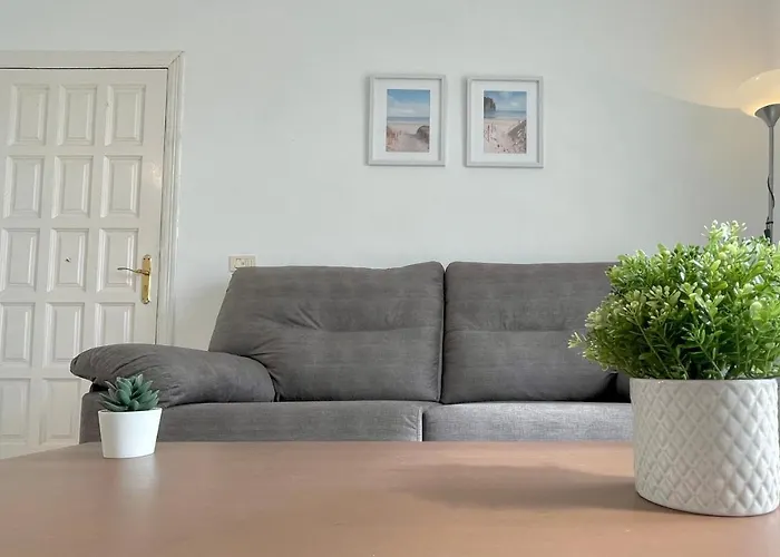 Cozy And Sunny Over The Rooftops Lägenhet *